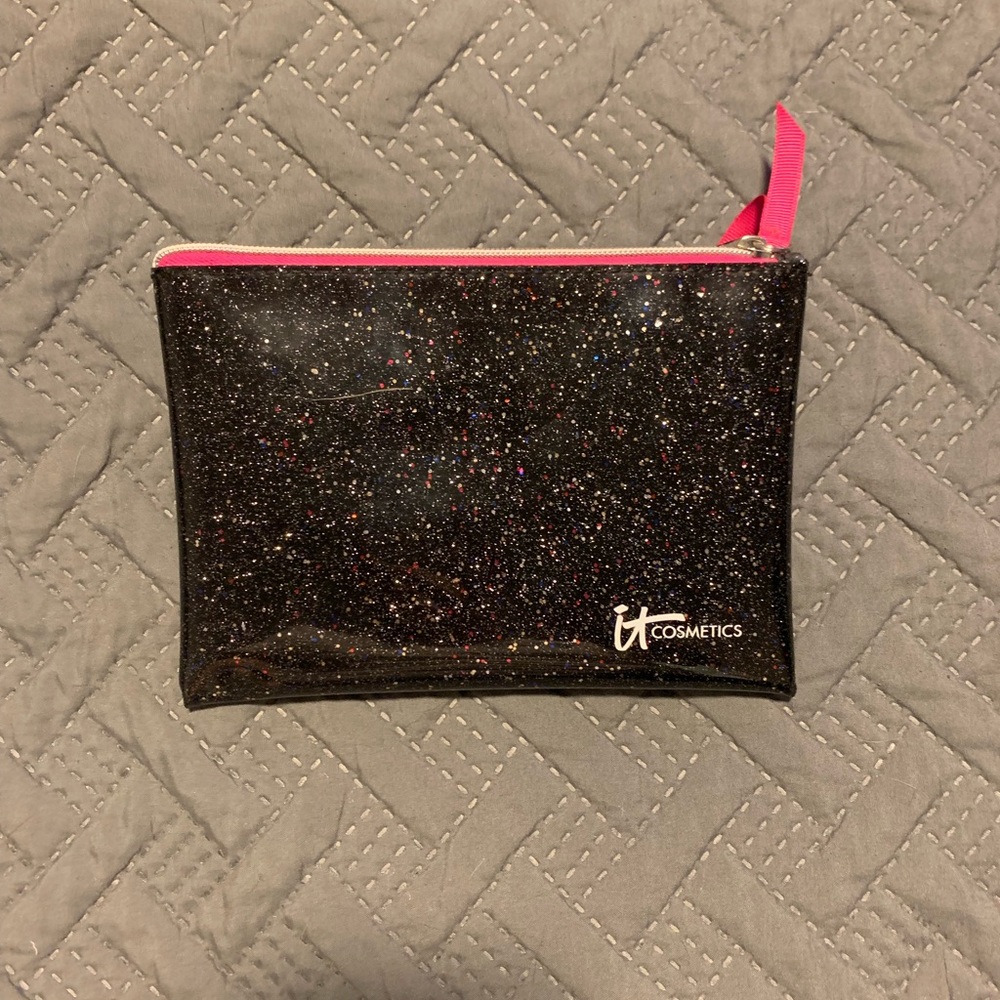 NWT IT Cosmetics zip pouch